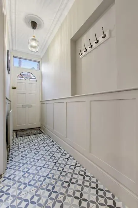 Daire City Centre Mid-Terrace Victorian Townhouse Belfast