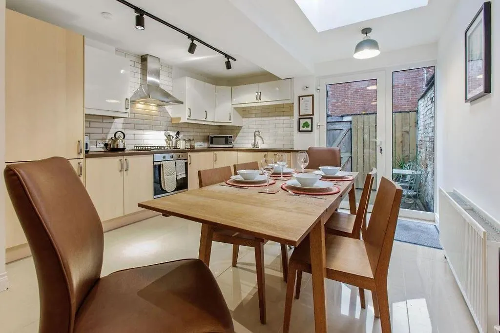 City Centre Mid-Terrace Victorian Townhouse Belfast Birleşik Krallık