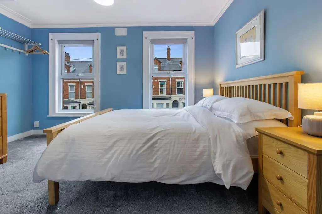 City Centre Mid-Terrace Victorian Townhouse Belfast 0*,  Birleşik Krallık