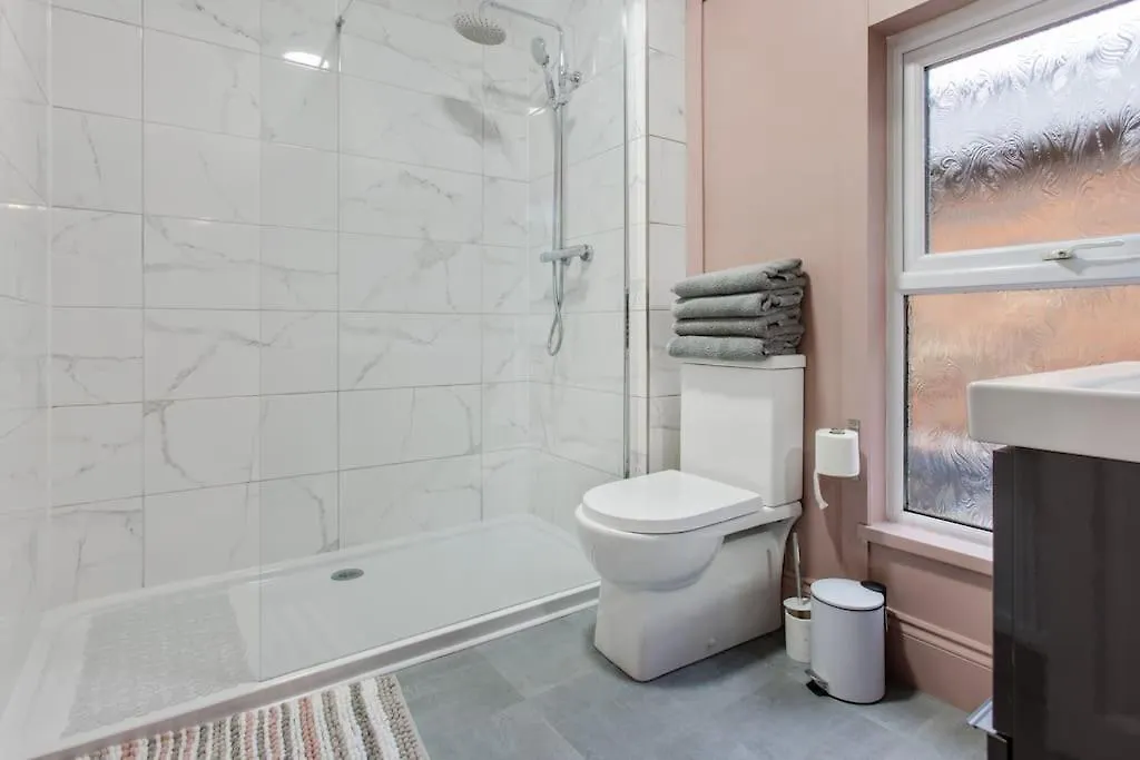 City Centre Mid-Terrace Victorian Townhouse Belfast 0*,  Birleşik Krallık