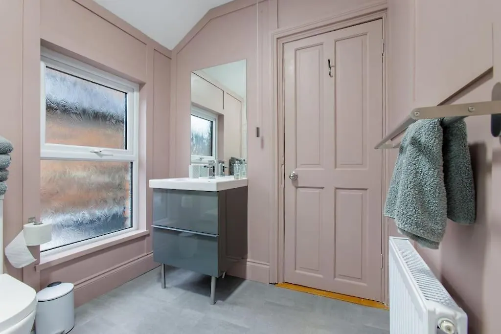 City Centre Mid-Terrace Victorian Townhouse Belfast 0*,