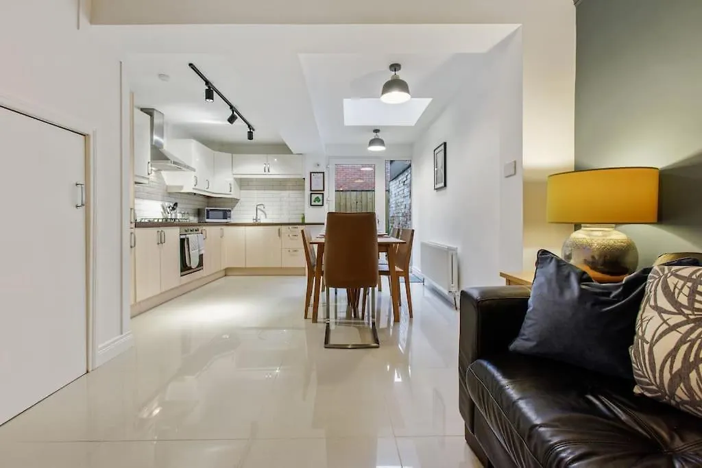City Centre Mid-Terrace Victorian Townhouse Belfast Daire
