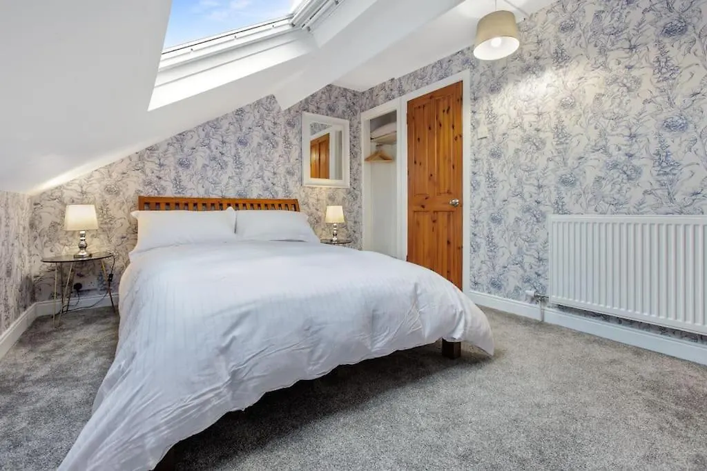City Centre Mid-Terrace Victorian Townhouse Belfast