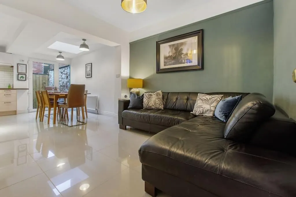 City Centre Mid-Terrace Victorian Townhouse Belfast