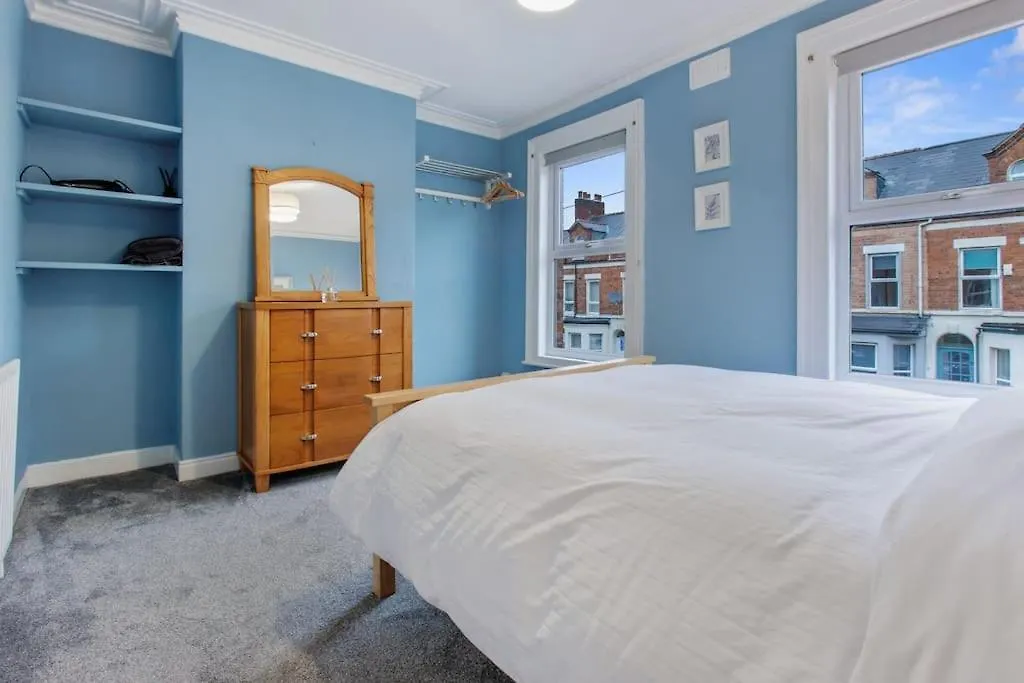 City Centre Mid-Terrace Victorian Townhouse Belfast 0*,  Birleşik Krallık