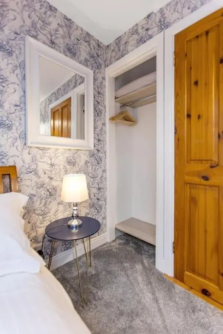 City Centre Mid-Terrace Victorian Townhouse Belfast 0*,